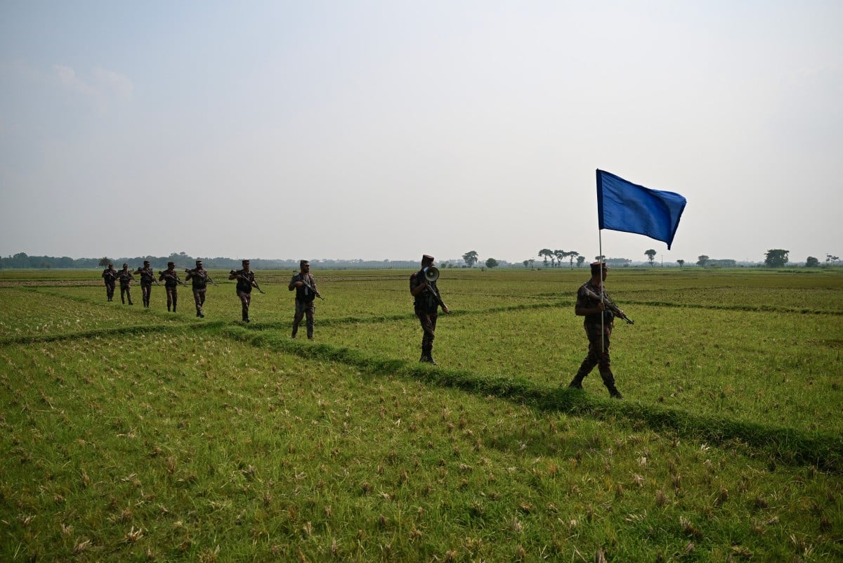 This photograph taken on June 3, 2026 shows Border Guard Bangladesh (BGB) personnel patrolling near the Benapole-Petrapole frontier crossing between Bangladesh and India in Benapole (AFP)