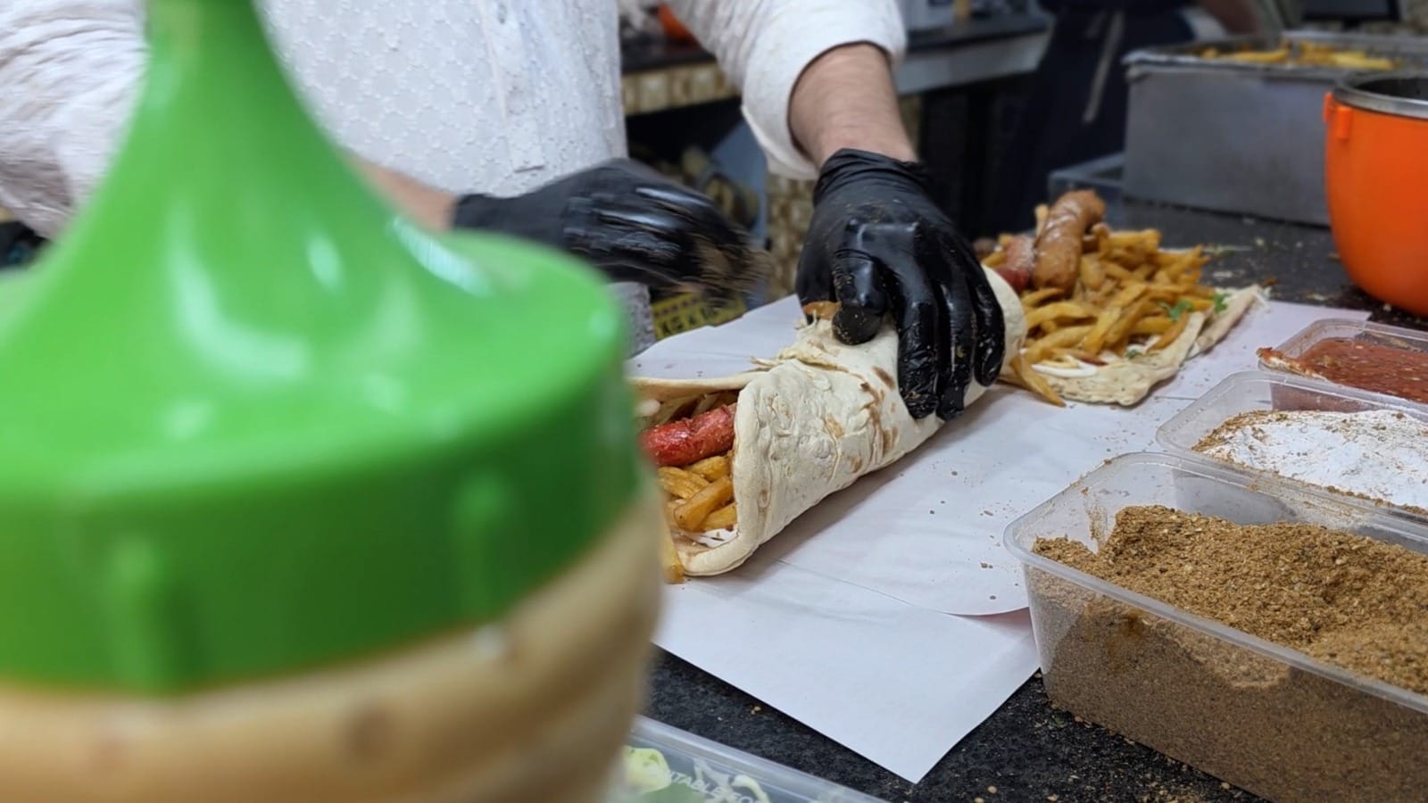 Afghan burgers from a shop in Peshawar (Muhammad Usman)