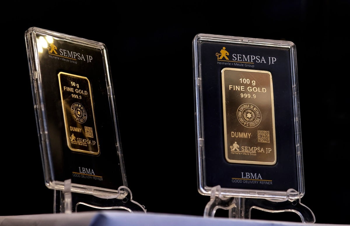 Gold minted bars are pictured at a gold dealer in Madrid, on January 30, 2026. (AFP)