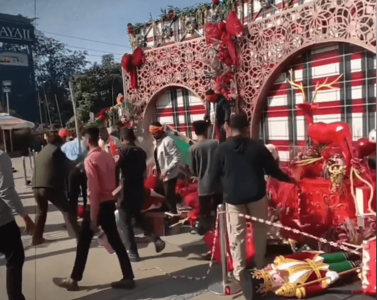 In Raipur, a group armed with wooden sticks damaged Christmas displays at Magneto Mall (Screengrab / X)