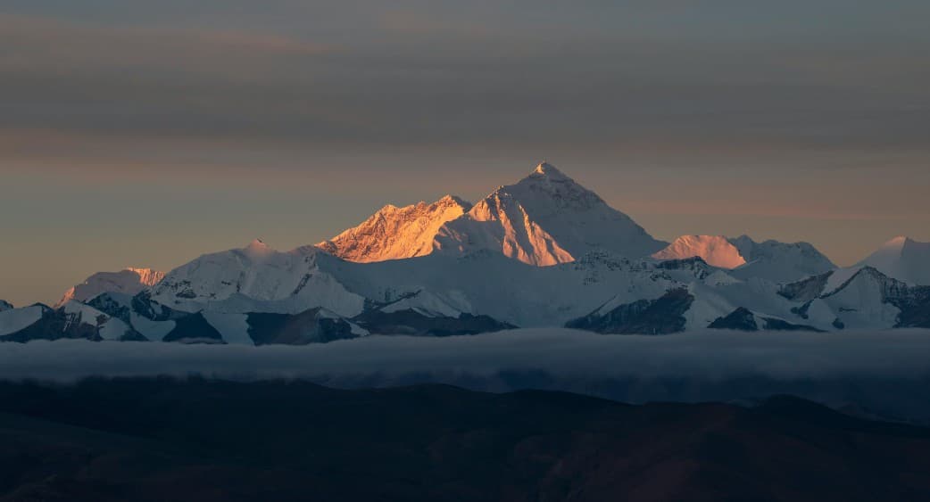 275 climbers summit Everest on Wednesday alone