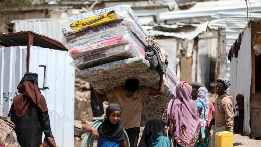 Toll from Yemen clashes passes 300 as civilians flee homes