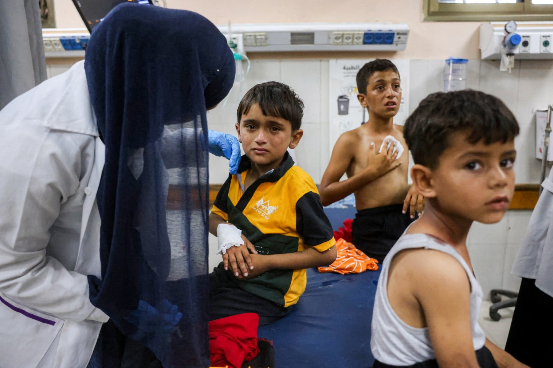 Graphic content / TOPSHOT - Injured children wait for medical care at the trauma ward at Nasser Medical Complex in Khan Yunis in the southern Gaza Strip on May 25, 2026. (Photo: AFP)