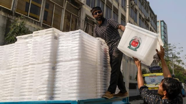 Bangladeshi workers load empty ballot boxes onto a truck at the Election Commission building in Dhaka on February 7, 2026, ahead of the upcoming national elections. Photo: AFP/File)