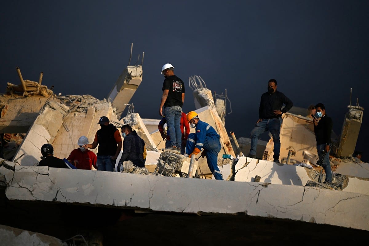 Rescuers search for possible victims at a collapsed building following twin earthquakes, in Los Corales, La Guaira state, some 40 km northeast of Caracas, on June 27, 2026. (Photo: AFP)