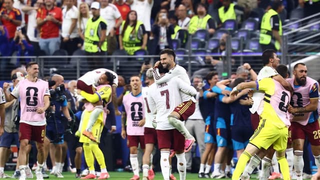 Majestic Spain stun France to reach World Cup final
