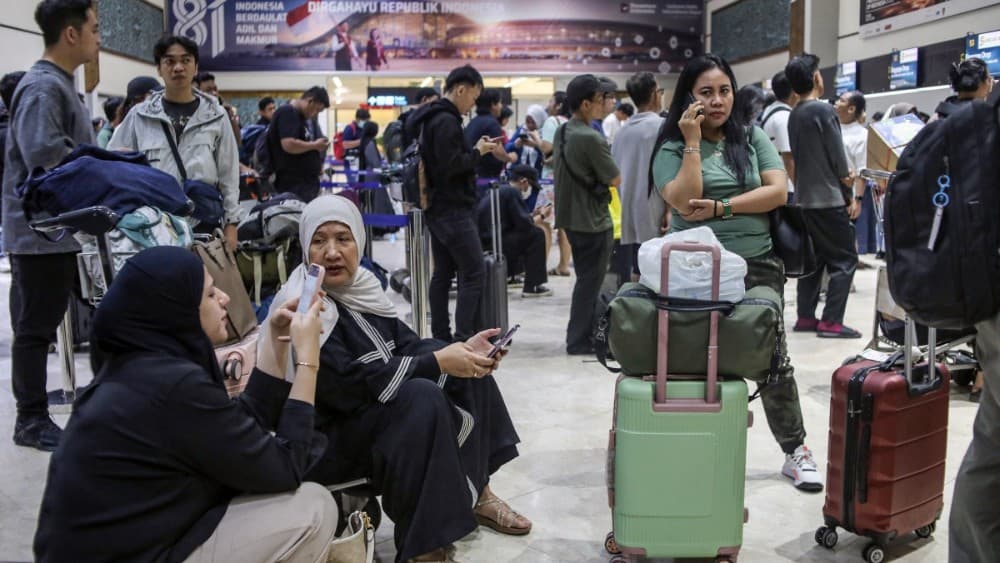 Stranded passengers wait to request refunds after scheduled flights were canceled following the eruption of Mount Anak Krakatoa at Soekarno-Hatta airport in Tangerang on September 6, 2026. (Photo by ABIMANYU / AFP)