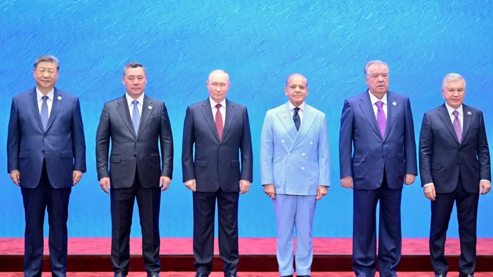 (L-R) President of China Xi Jinping, President of Kyrgyzstan Sadyr Japarov, President of Russia Vladimir Putin, Prime Minister of Pakistan Shehbaz Sharif, President of Tajikistan Emomali Rahmon, and President of Uzbekistan Shavkat Mirziyoyev. (Photo by PM