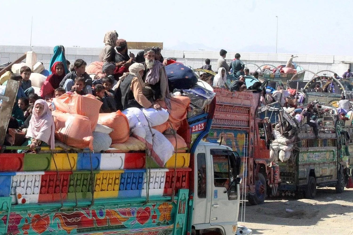 FILE: More than 10,000 Afghans living in Pakistan rushed to the borders on October 31, just hours before a deadline for 1.7 million people to leave Pakistan voluntarily or face arrest and deportation.(Photo by Abdul BASIT / AFP)
