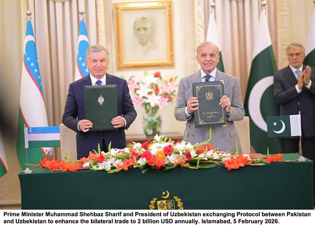 Pakistan PM Shehbaz Sharif and President of Uzbekistan exchange protocol to improve the bilateral trade to $2 billion annually. (PMO)