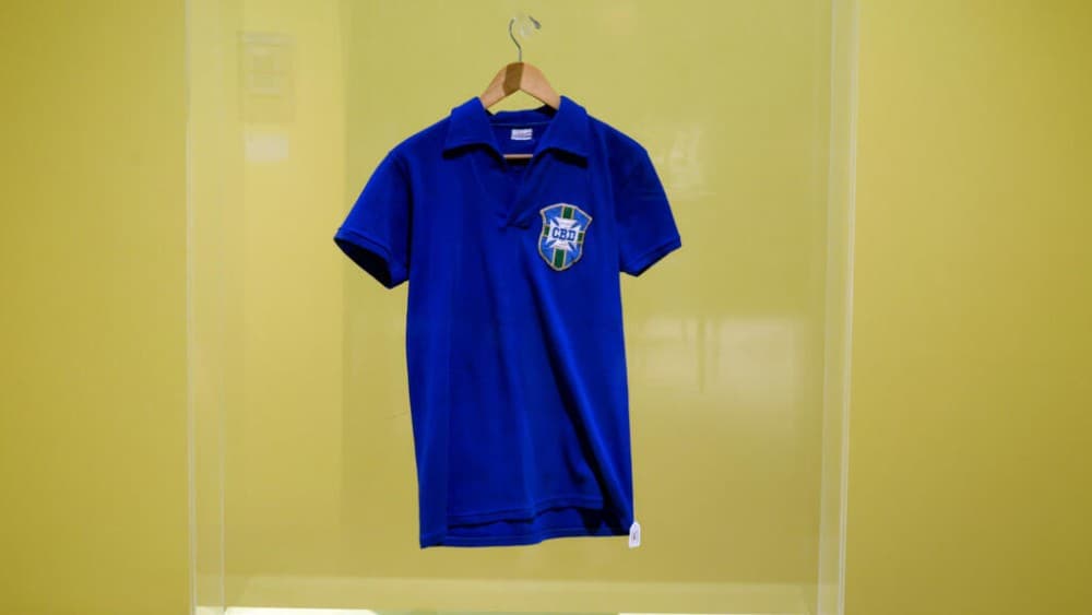 Pele's World Cup jersey fetches $4.9 million at US auction