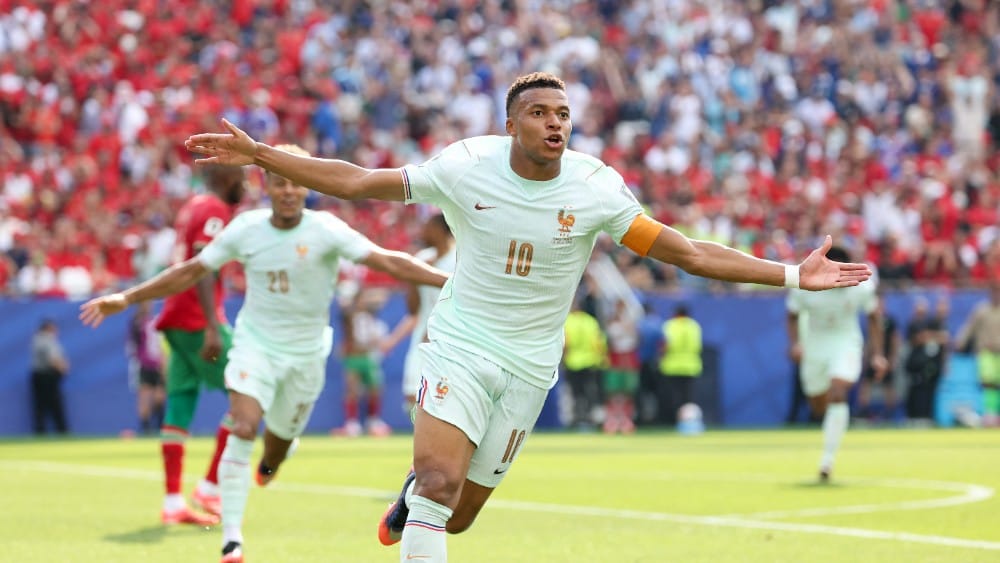 TOPSHOT - France's forward #10 Kylian Mbappe celebrates scoring his team's first goal during the 2026 World Cup football tournament quarter-final match between France and Morocco at Boston Stadium in Foxborough on July 9, 2026. (Photo by Odd ANDERSEN / AF