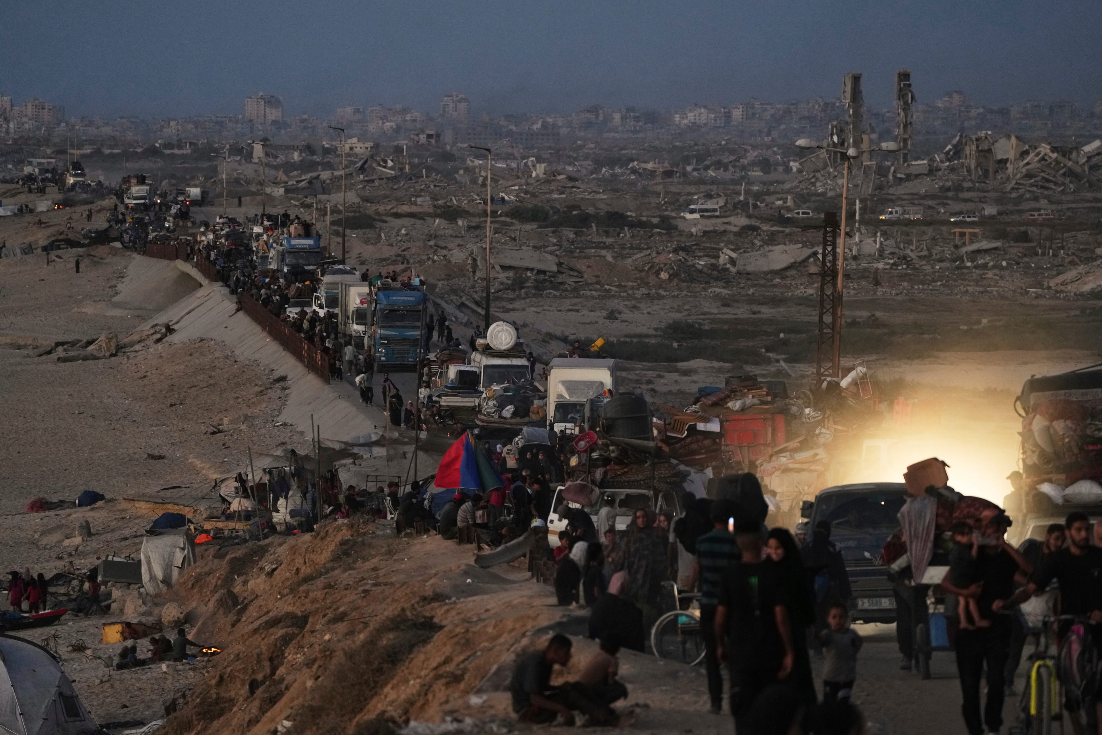 Displaced Palestinians flee northern Gaza