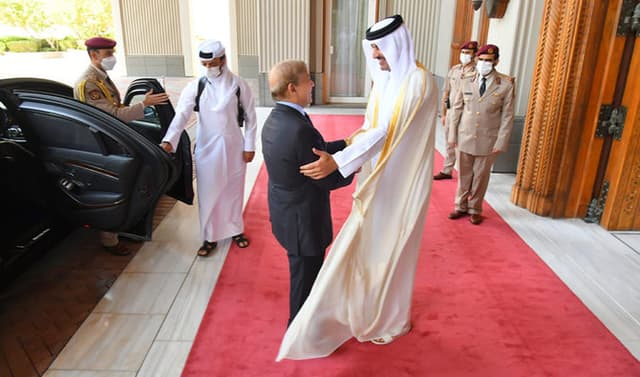 Pakistani Prime Minister Shehbaz Sharif received by Qatar’s Emir Sheikh Tamim bin Hamad Al-Thani at Dewan-e-Ameeri in Doha, Qatar on Aug 24, 2022. (File photo: PID)