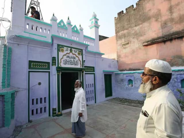 Indian Muslim men prepare for evening prayers outside of a mosque ,one day after Supreme Court's verdict on a disputed religious site, in Ayodhya, India, November 10, 2019. Hindus will get the entire disputed 2.77 acres in Ayodhya. (AFP)
