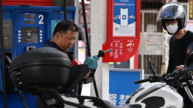 Oil drops as Trump pauses Iran strikes, but stock traders nervous