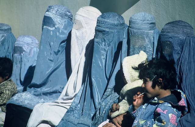 Women in Burqa with their children in Herat. (File Photo: wikimedia commons)