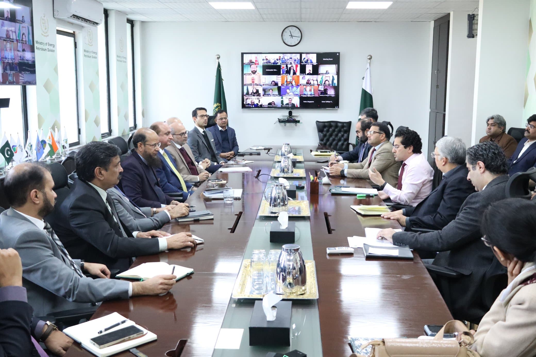 Federal Minister for Petroleum Ali Pervaiz Malik held a briefing session with Pakistan’s Ambassadors and High Commissioners for the Pakistan Minerals Investment Forum 2026 (PMIF26) (Photo/X: @Official_PetDiv)