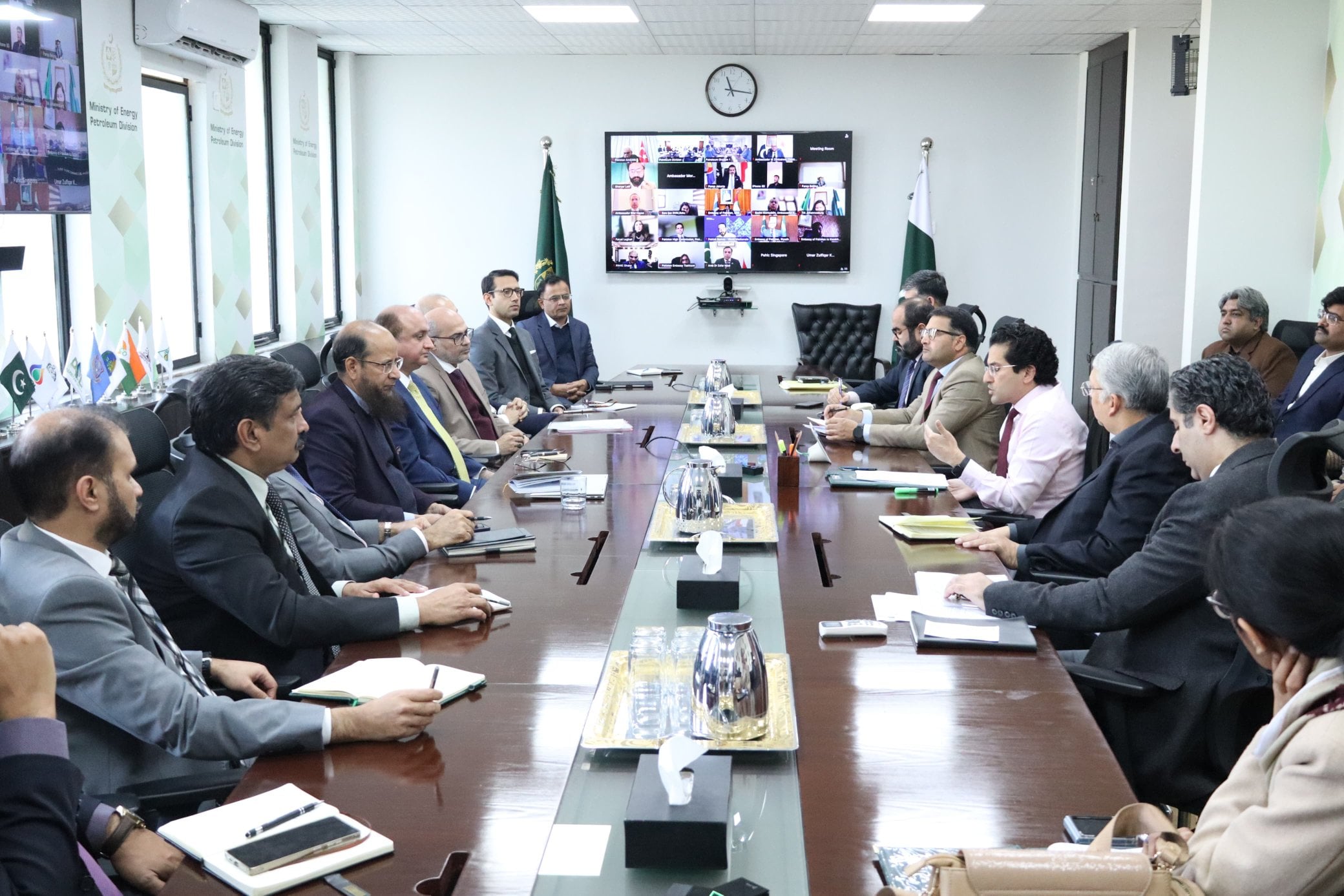 Federal Minister for Petroleum Ali Pervaiz Malik held a briefing session with Pakistan’s Ambassadors and High Commissioners for the Pakistan Minerals Investment Forum 2026 (PMIF26) (Photo/X: @Official_PetDiv)