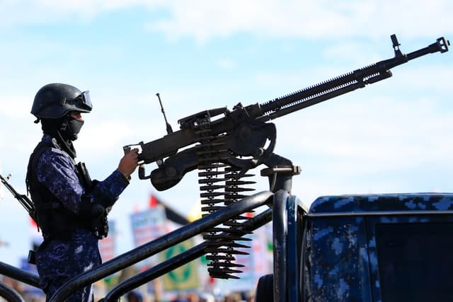 A security personnel stands guard as Houthi supporters gather during a rally in solidarity with Iran and Lebanon, amid the US-Israeli war with Iran, in the Yemeni capital Sanaa on March 27, 2026. (File photo: AFP)