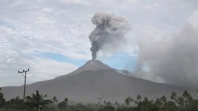 Indonesia volcano erupts, operations suspended at local airport