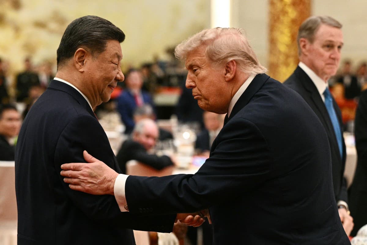 China's President Xi Jinping (L) looks at US President Donald Trump as they attend a state banquet at the Great Hall of the People in Beijing on May 14, 2026. (AFP)
