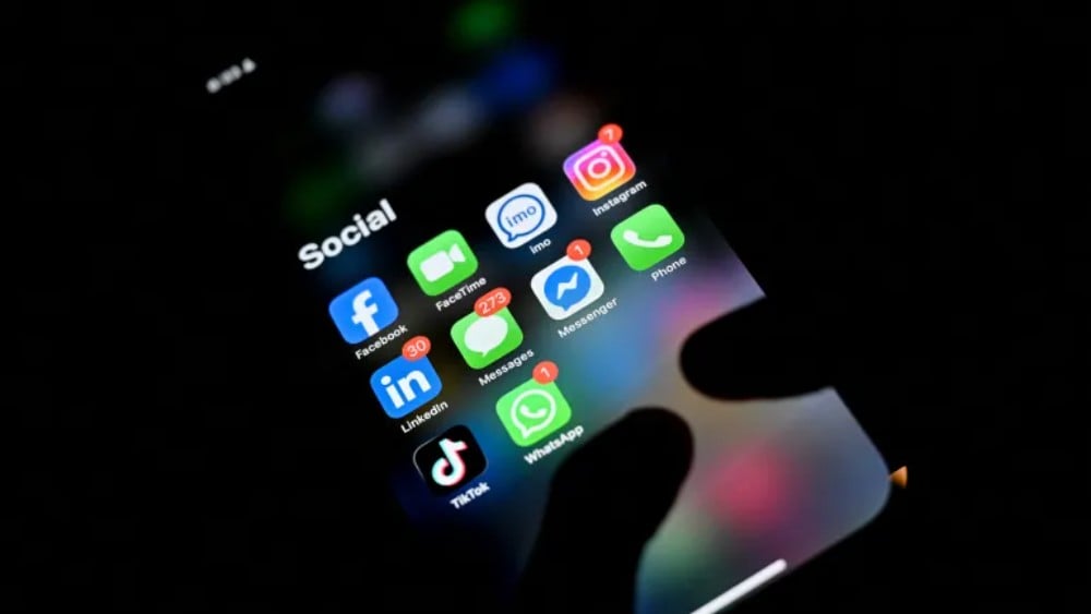 UK announces social media curfew for older teens