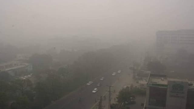 File Photo: Smog seen in Lahore (Associated Press of Pakistan)