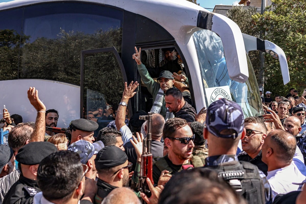 Buses carrying Palestinian prisoners arrive in Gaza's Khan Yunis