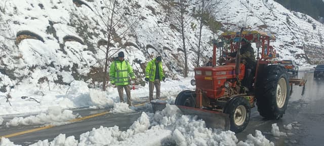 Motorway officials are seen clearing out snow from a section of the E-35 Hazara Expressway on January 27. (X/@NHMPofficial)