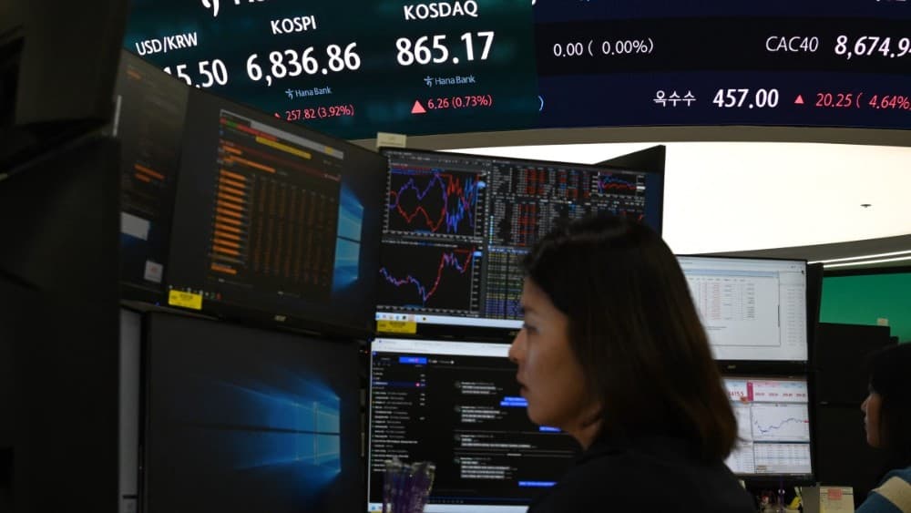 A dealer works near a screen showing South Korea’s benchmark KOSPI stock index in a foreign exchange dealing room at the Hana Bank headquarters in Seoul on August 13, 2026. (File photo: AFP)