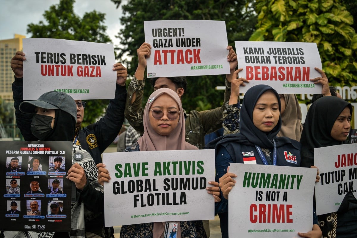 Activists hold a rally against Israel’s interception of ships participating in the Global Sumud Flotilla, a civilian-led humanitarian aid mission to Gaza by sea, in Surabaya on May 21, 2026. (Photo by JUNI KRISWANTO / AFP)