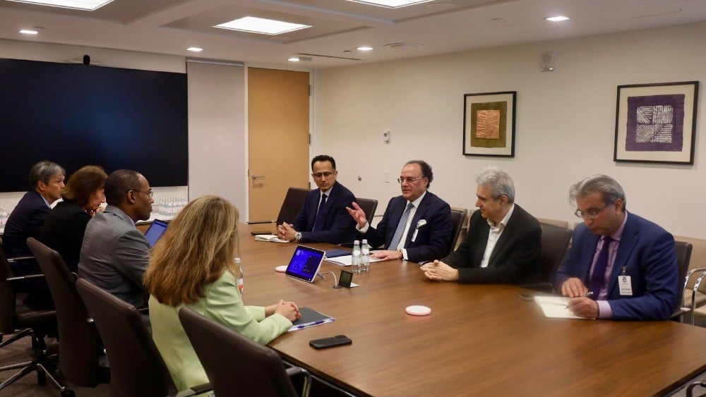 Pakistan highlights improving economic indicators in IMF meeting